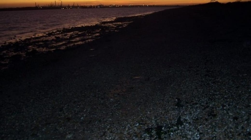 Photo "Solent Breeze Beach" by Martin Speck (CC BY-SA) / Cropped from original