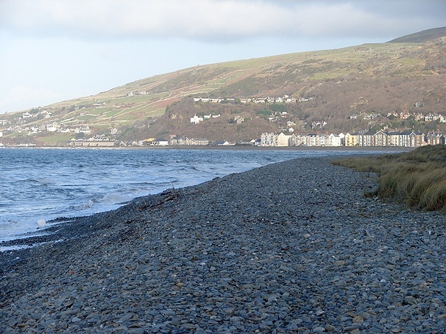 Shingle beach The spit that projects northwards from Fairbourne towards Barmouth is mostly comprised of sand, but the seaward beach is shingle above the High Water Level.