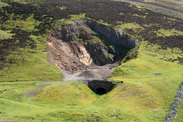 "Cumrew"-foto av Peter McDermott (CC BY-SA) / Urklipp från original
