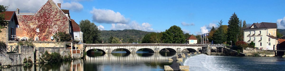 Photo "Le pont et le barrage sur la Loue" by JGS25 (page does not exist) (Creative Commons Attribution-Share Alike 4.0) / Cropped from original