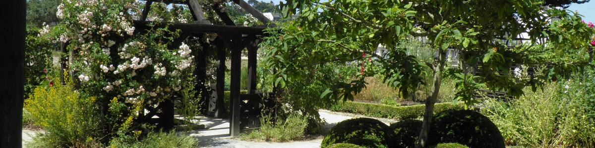 Photo "Jardin du prieuré Locmaria à Quimper (Finistère, France)." by Gzen92 (Creative Commons Attribution-Share Alike 4.0) / Cropped from original