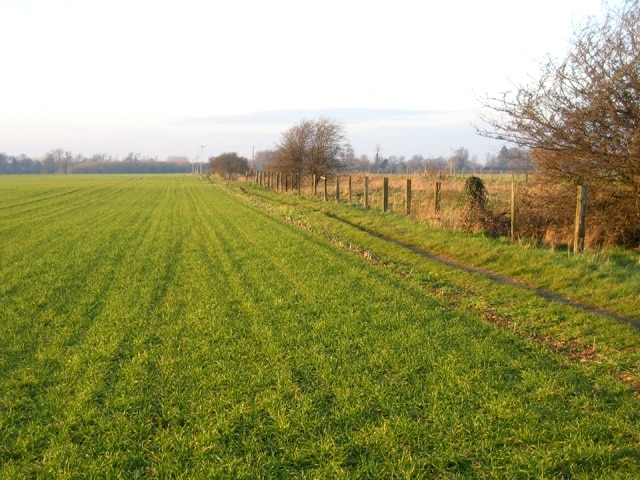 Disused railway and footpath, Histon to Westwick, Cambs. The disused railway crosses the square from southeast to northwest.