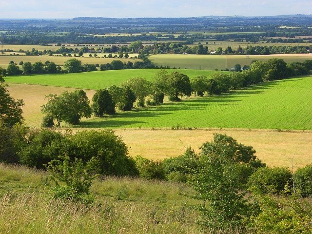 Photo "Bledlow-cum-Saunderton" by Andrew Smith (CC BY-SA) / Cropped from original