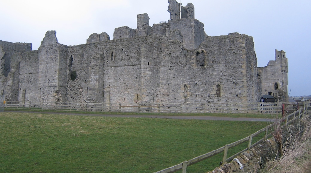 Photo "Middleham Castle" by Philip Barker (CC BY-SA) / Cropped from original