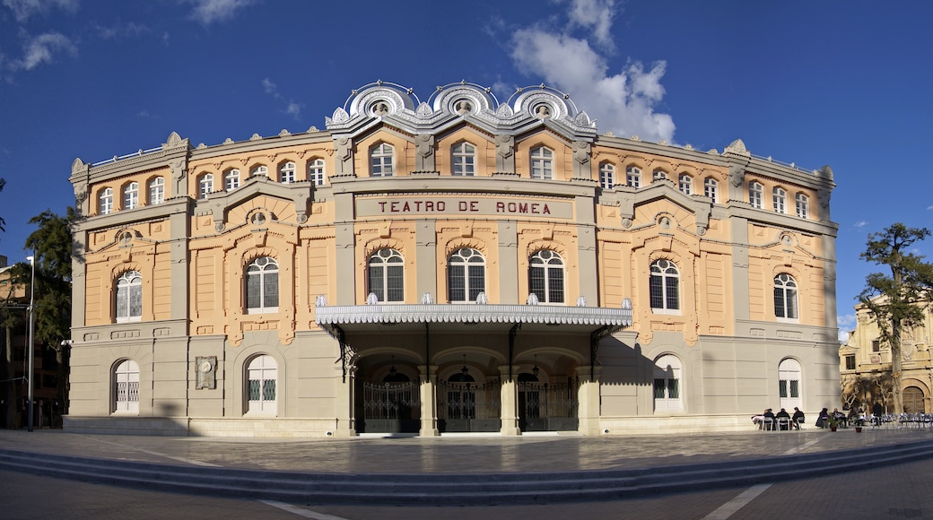 Foto "Teatro Romea" de Pedro J Pacheco (CC BY-SA) / Recortada de la original