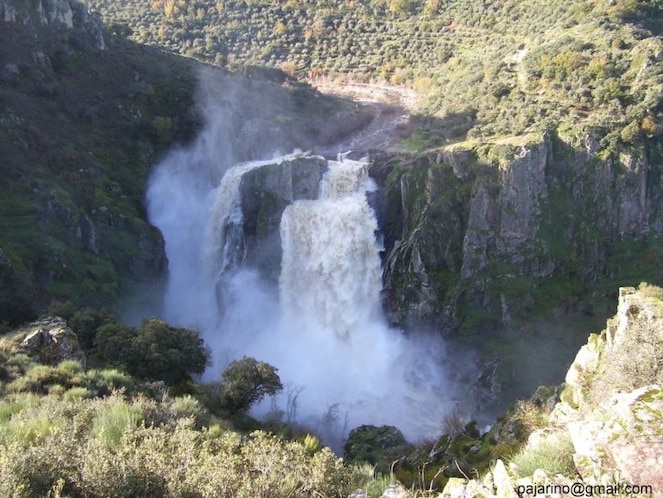 Fotografía de la cascada del Pozo de los Humos situada entre los municipios de Masueco y Pereña de la Ribera (Salamanca, España) en los Arribes del Duero.