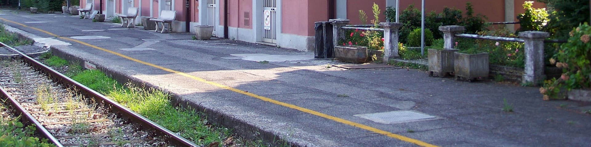 Lato ferrovia della Stazione di Manerbio sulla ferrovia Brescia-Cremona.