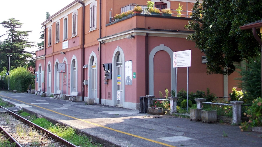 Photo "Lato ferrovia della Stazione di Manerbio sulla ferrovia Brescia-Cremona." by Moliva (Creative Commons Attribution-Share Alike 3.0) / Cropped from original
