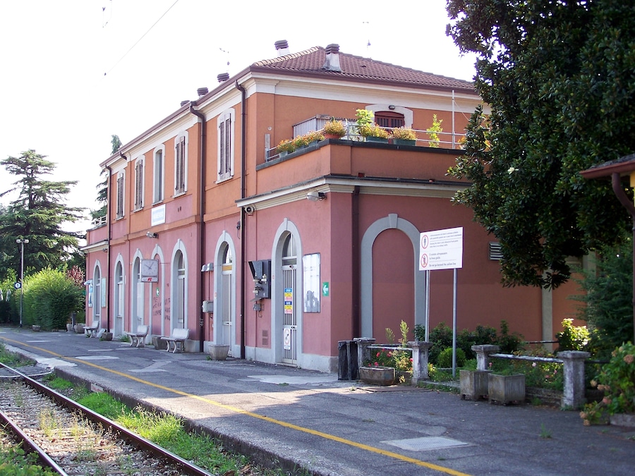 Lato ferrovia della Stazione di Manerbio sulla ferrovia Brescia-Cremona.