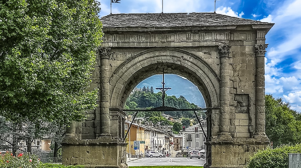 Foto "Arco di Augusto" di Rosalba Vaccamorta (page does not exist) (CC BY-SA) / Ritaglio dell’originale