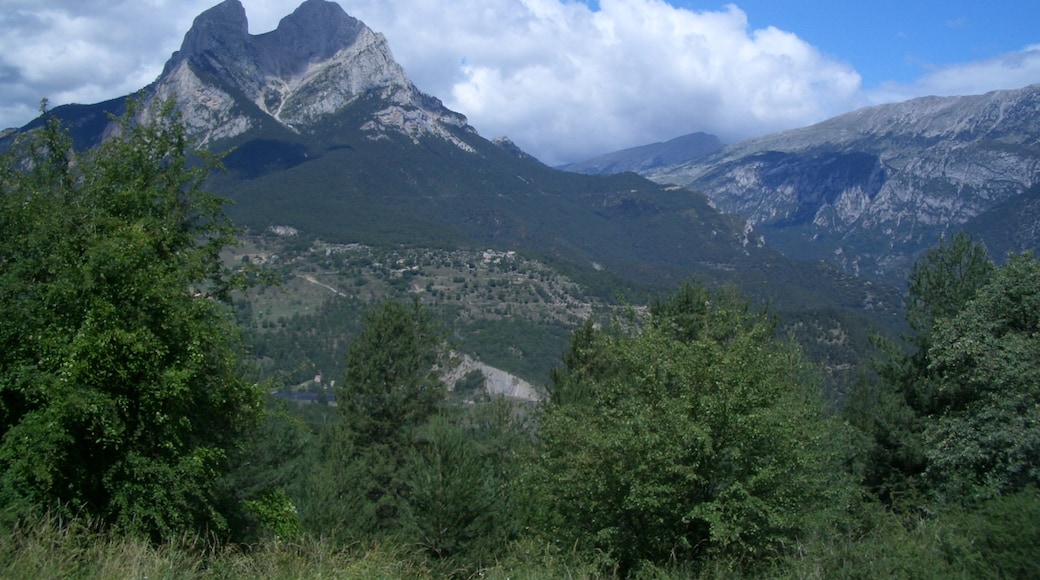 Foto "Montaña Pedraforca" de EliziR (CC BY-SA) / Recortada de la original