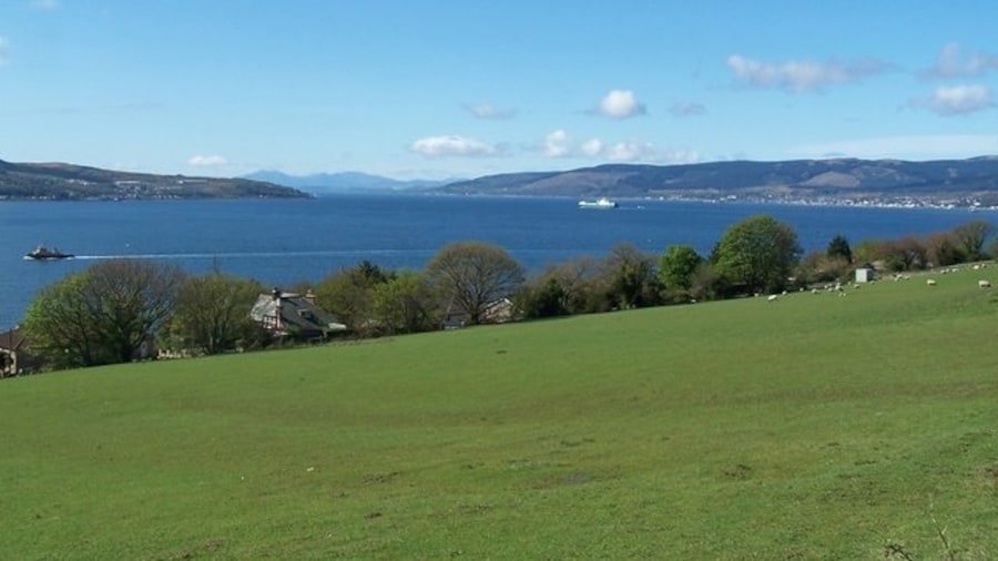 Photo "Kilcreggan,View from Barbour Road. Looking down the Clyde. Gourock, Dunoon and Arran in the distance" by william craig (Creative Commons Attribution-Share Alike 2.0) / Cropped from original