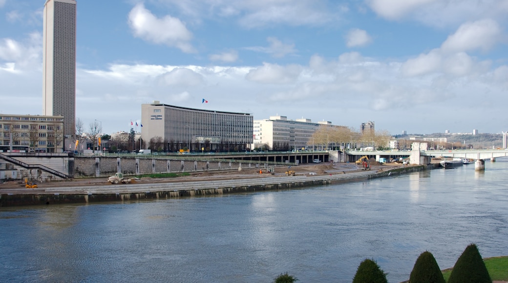 « Centre-ville Rive gauche de Rouen», photo de Frédéric BISSON (CC BY) / rognée de l’originale