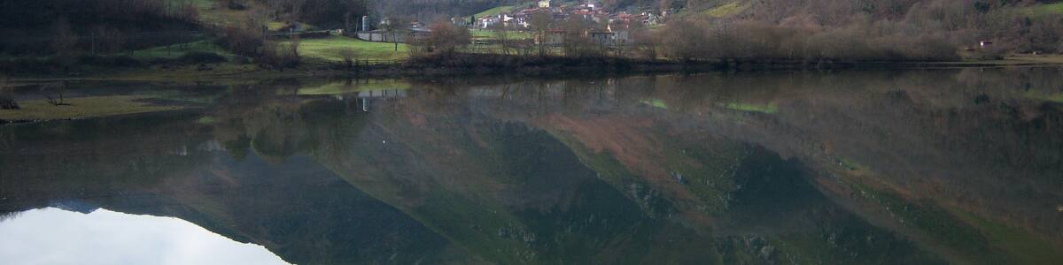 Photo "Pantano de Rioseco" by Alter.ego (Creative Commons Attribution-Share Alike 3.0) / Cropped from original