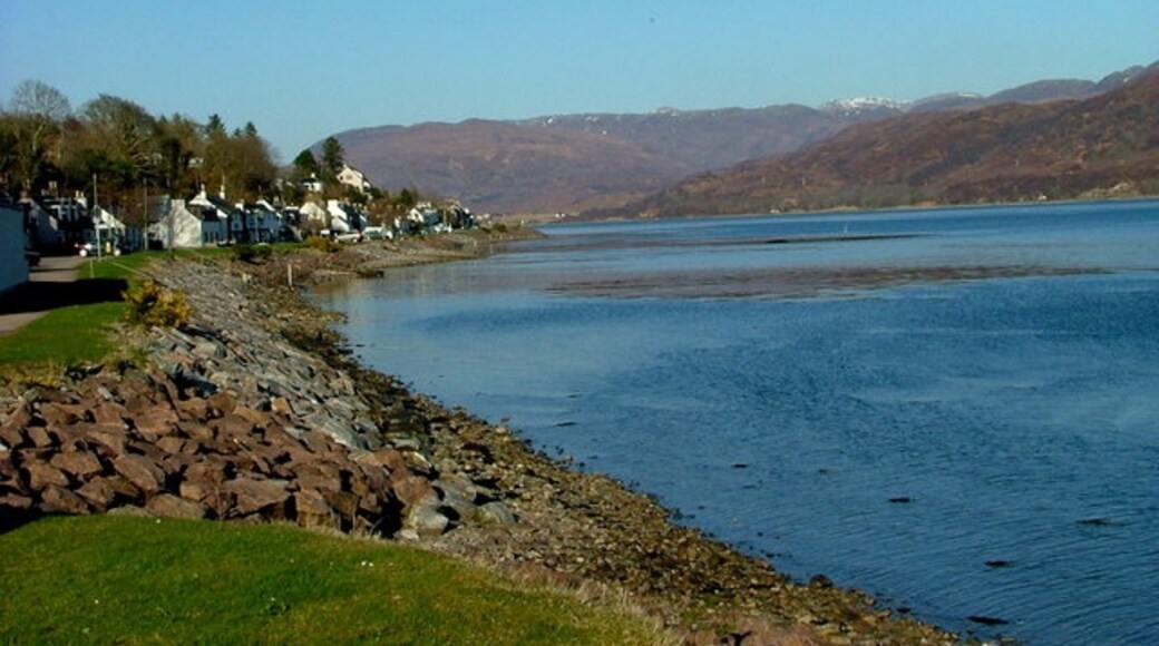 Photo "Lochcarron" by Dave Fergusson (CC BY-SA) / Cropped from original