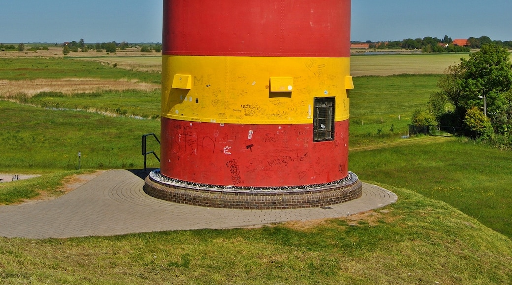 Foto „Pilsumer Leuchtturm“ von Carschten (CC BY-SA)/zugeschnittenes Original