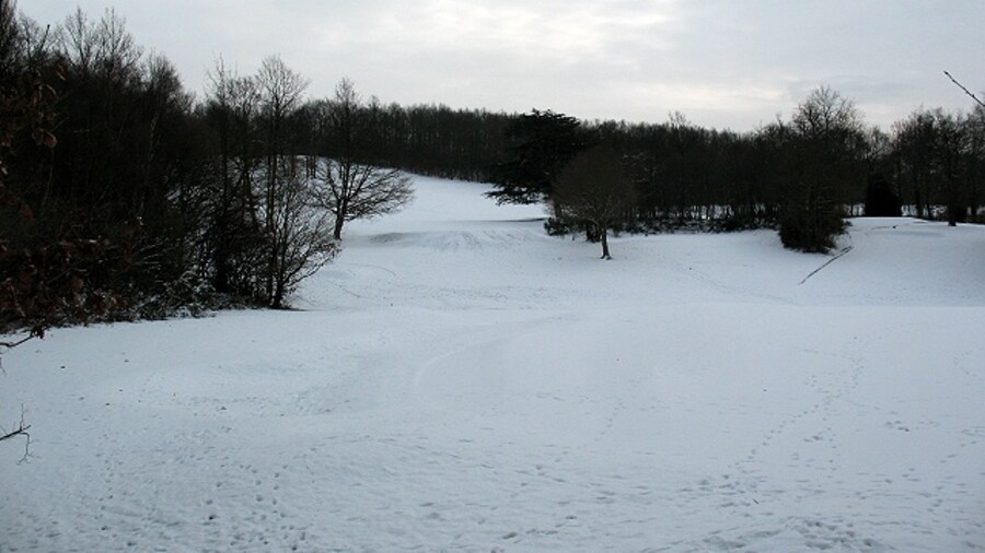 Photo "Sundridge Park golf course in the snow Aerial photographs show that the area in the foreground, adjacent to New Street Hill, is a green, with bunkers either side." by Stephen Craven (Creative Commons Attribution-Share Alike 2.0) / Cropped from original