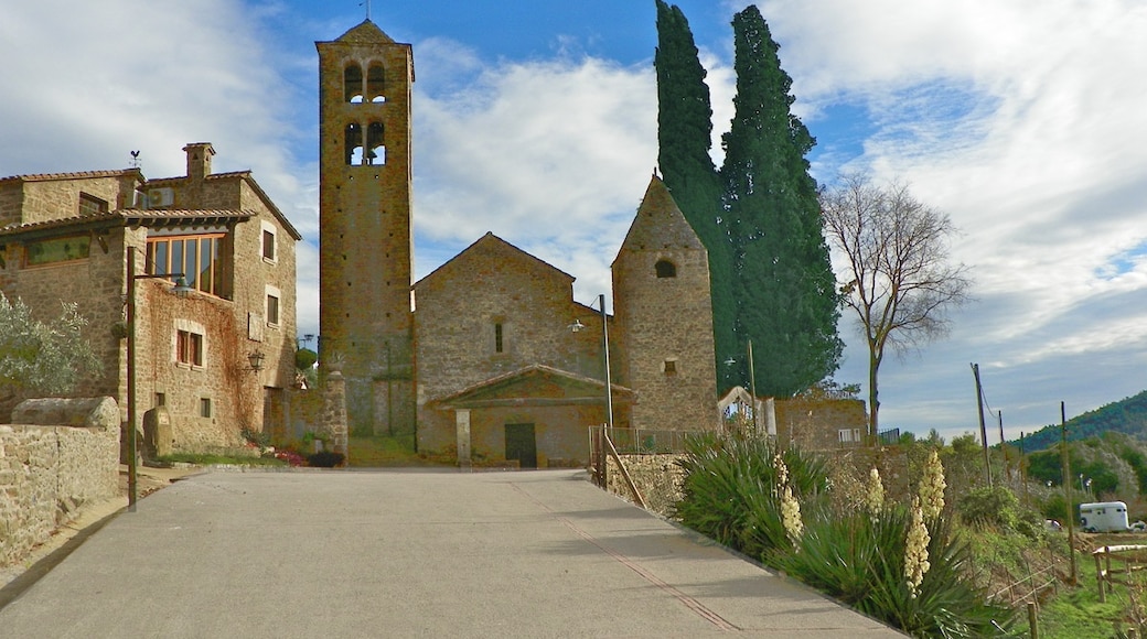 Photo "Sant Marti de Llemena Girona" by jordi domènech (CC BY-SA) / Cropped from original