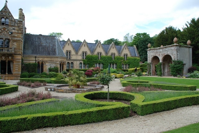 Ettington Park Hotel Ettington Park has been in the Shirley family since before the Norman Conquest. Its imposing façade and arched windows still look out onto the 12th century church built on the same site as the Saxon church mentioned along with their ancestors in the Domesday Book. Set in 40 acres of Warwickshire countryside where it nestles in a verdant valley with the River Stour meandering through it, this spectacular Neo-Gothic mansion is still a world apart from the hustle and bustle of modern-day life.