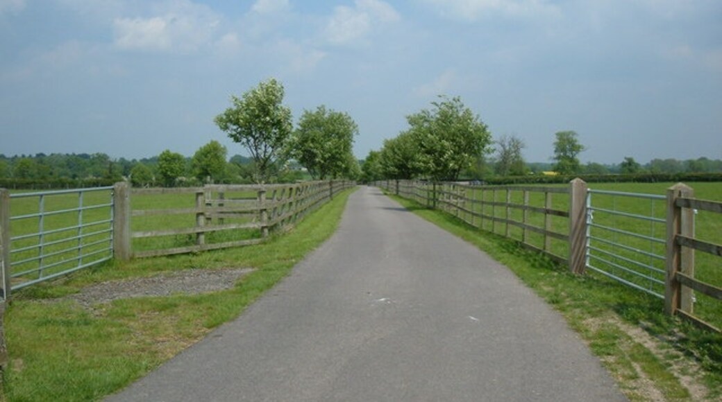 Photo "Aston Abbotts" by Mr Biz (CC BY-SA) / Cropped from original