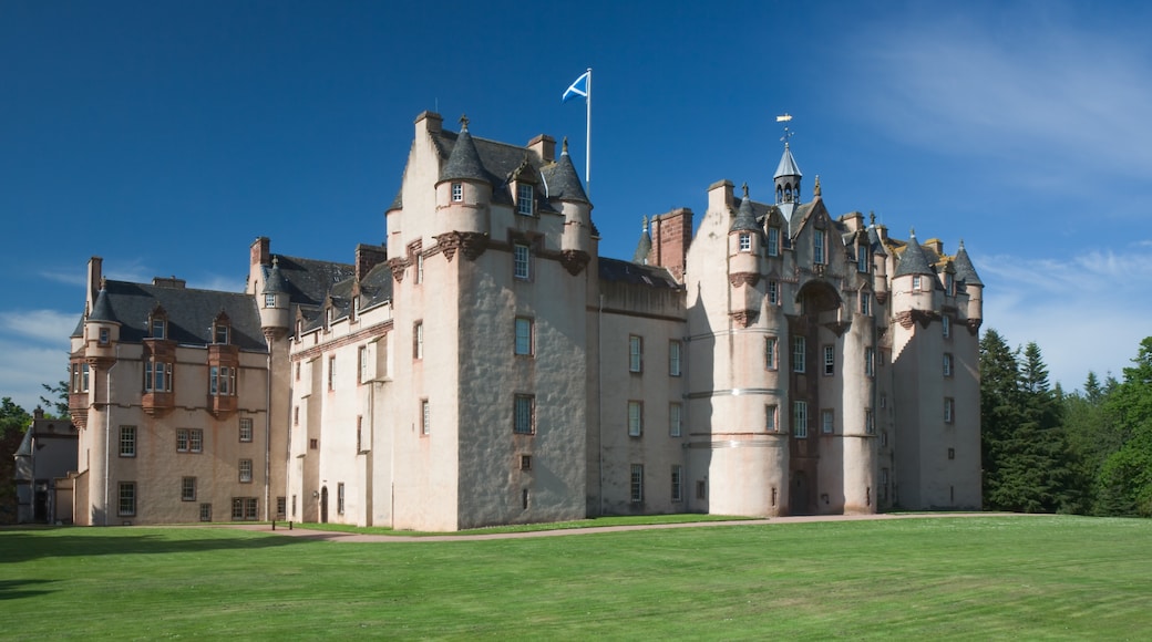 Photo "Fyvie Castle" by Ikiwaner (CC BY-SA) / Cropped from original