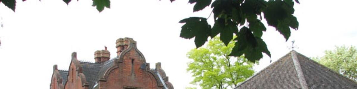 Photo "The Grange. This house is part of The Grange which adjoins St Martin's church > 1394594 in the north. New Buckenham is a village located on the Norfolk-Suffolk border. Interestingly, its street plan is still based on the old medieval grid pattern. 16th century houses, built from wattle and clay on timber frames, stand side by side with flint and brick cottages, often hidden behind Georgian and later brick facades > 1394567. The 18th century market cross, situated in the village centre, serves as a shelter > 40538. The village has two pubs, the George > 1394575 and the Kings Head, a number of local shops and a general store which is combined with a bakery and a post office > 1394579. There is a large common designated a Conservation Area to the east of the village. The remains of a castle are on the edge of the village, and near it there is the first place of worship, the now restored St Mary's Chapel, which was replaced by St Martin's church > 1394594." by Evelyn Simak (Creative Commons Attribution-Share Alike 2.0) / Cropped from original