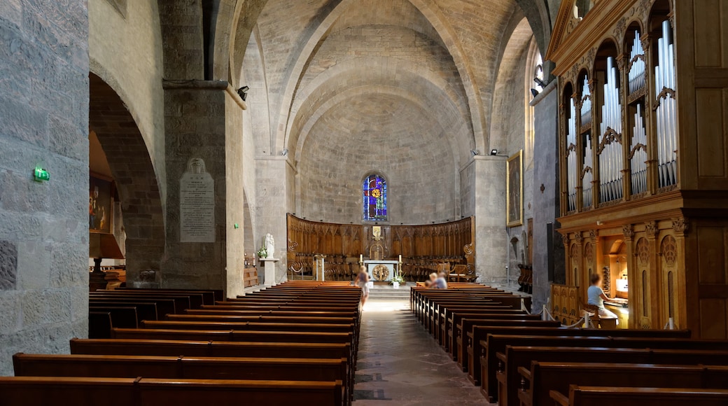 « Cathédrale Notre-Dame et Saint-Léonce de Fréjus», photo de François de Dijon (CC BY-SA) / rognée de l’originale