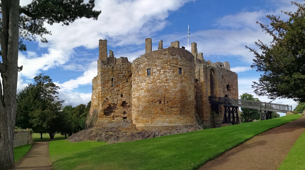 Foto "Dirleton Castle" di PaulT (CC BY-SA) / Ritaglio dell’originale