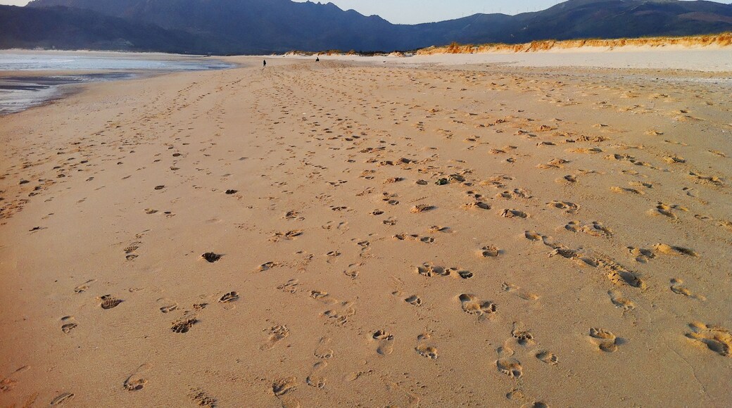 Foto „Strand von Carnota“ von Vallejoale (page does not exist) (CC BY-SA)/zugeschnittenes Original