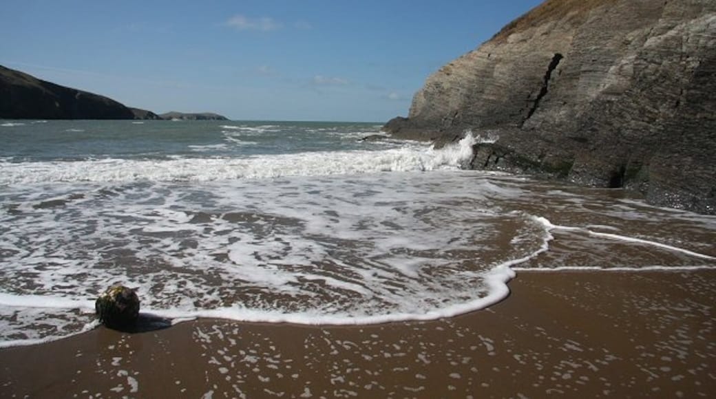 Photo "Mwnt Beach" by Bob Jones (CC BY-SA) / Cropped from original