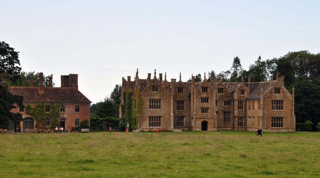 Photo "Barrington Court" by Stevekeiretsu (page does not exist) (CC BY-SA) / Cropped from original