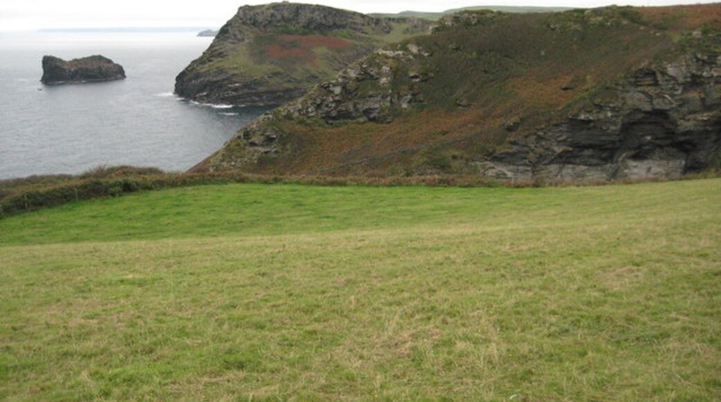 Foto "Trevalga" de Philip Halling (CC BY-SA) / Recortada do original