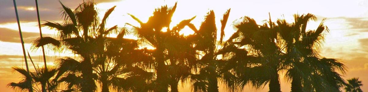 Photo "Posta de sol a la platja de Calafell" by jordi domènech (Creative Commons Attribution-Share Alike 3.0) / Cropped from original