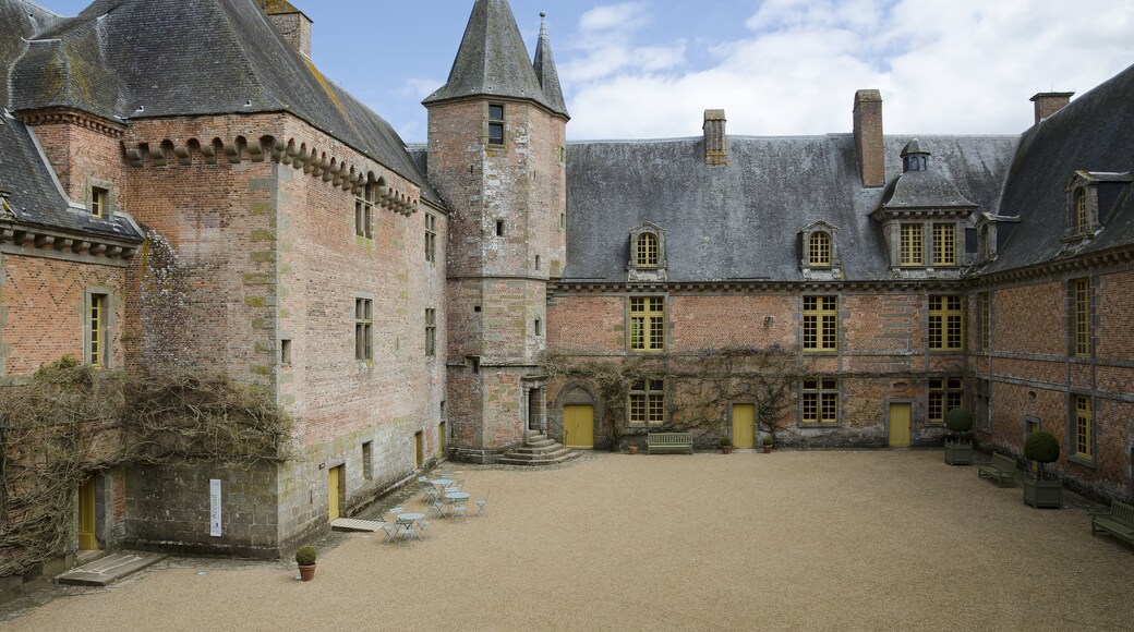 "Carrouges slott"-foto av Selbymay (CC BY-SA) / Urklipp från original