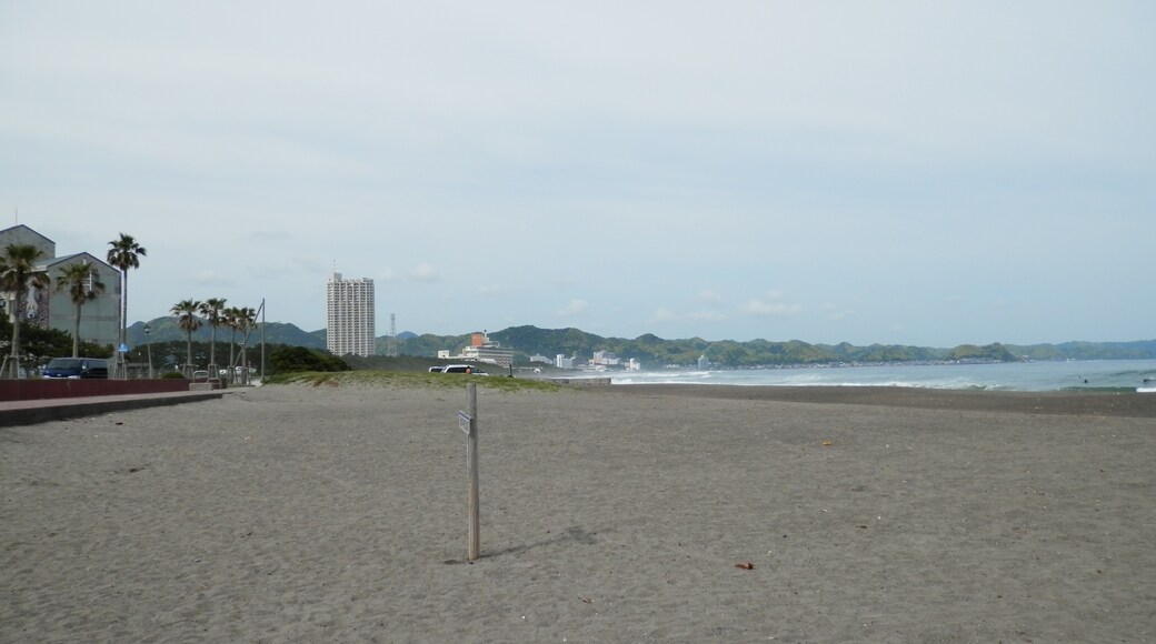 Foto "Maebara Beach" oleh KΛNΛTΛ (CC BY-SA) / Dipotong dari foto asli