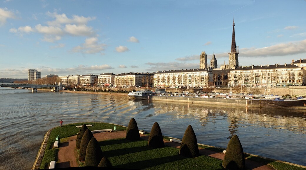 « Centre-ville Rive gauche de Rouen», photo de Валерий Дед (CC BY) / rognée de l’originale