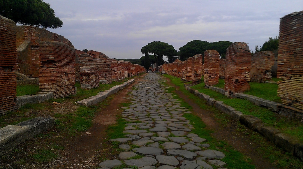 ภาพ "Ostia Antica" โดย Ethan Doyle White (CC BY-SA) / ตัดภาพจากขนาดต้นฉบับ