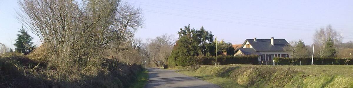 Photo "Quartier La hagède, Saint-Jammes, France" by undefined (Creative Commons Zero, Public Domain Dedication) / Cropped from original