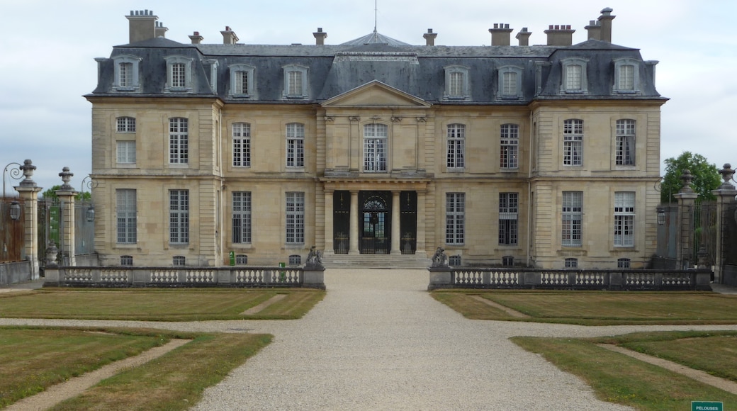 Foto "Château de Champs-sur-Marne" de Patrick Nouhailler's… (CC BY-SA) / Recortada do original