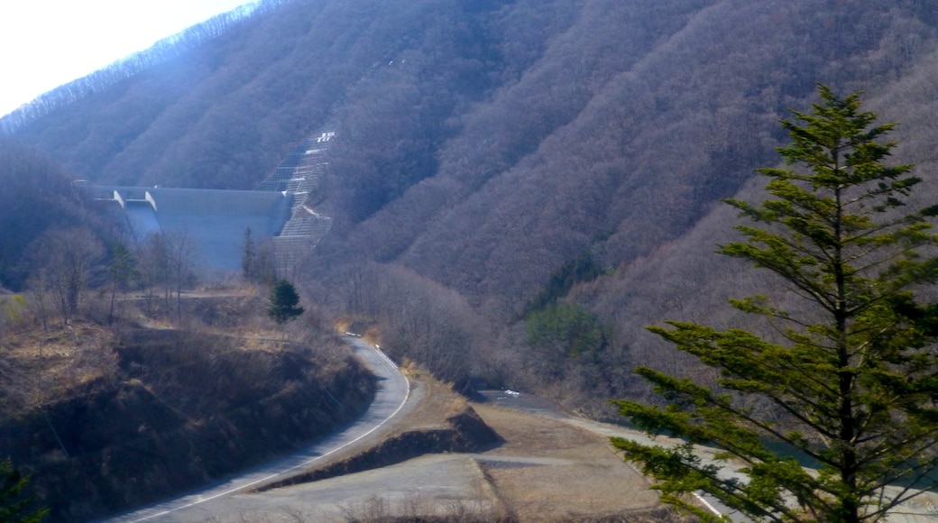 Ảnh "Suối nước nóng Yunishigawa" của Nesnad (CC BY-SA) / Cắt từ ảnh gốc