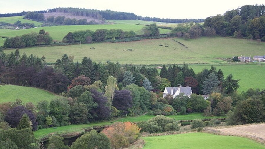 Photo "The House of Glennie amid varied autumnal shades." by Des Colhoun (Creative Commons Attribution-Share Alike 2.0) / Cropped from original