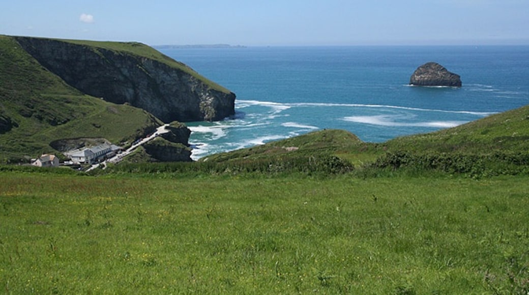 Photo "Trebarwith Strand" by Martin Bodman (CC BY-SA) / Cropped from original