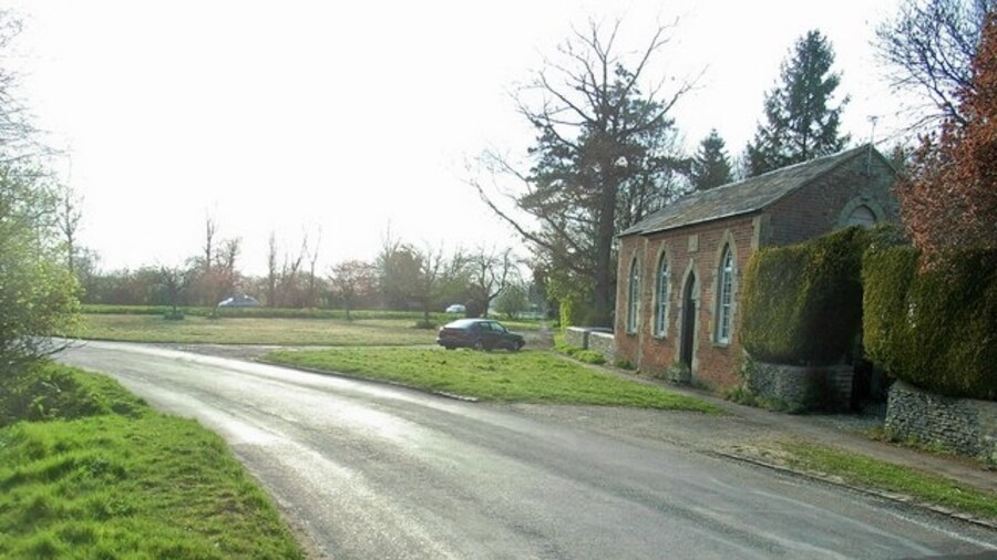 Photo "Ebenezer Chapel Now in use as a private dwelling. The B4020 is in the background, the junction with the road into Black Bourton is just around the corner, to the left." by David Luther Thomas (Creative Commons Attribution-Share Alike 2.0) / Cropped from original