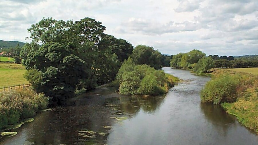 Photo "River Wharfe at Pool. Seen from Pool bridge, looking westwards (upstream)." by David Spencer (Creative Commons Attribution-Share Alike 2.0) / Cropped from original