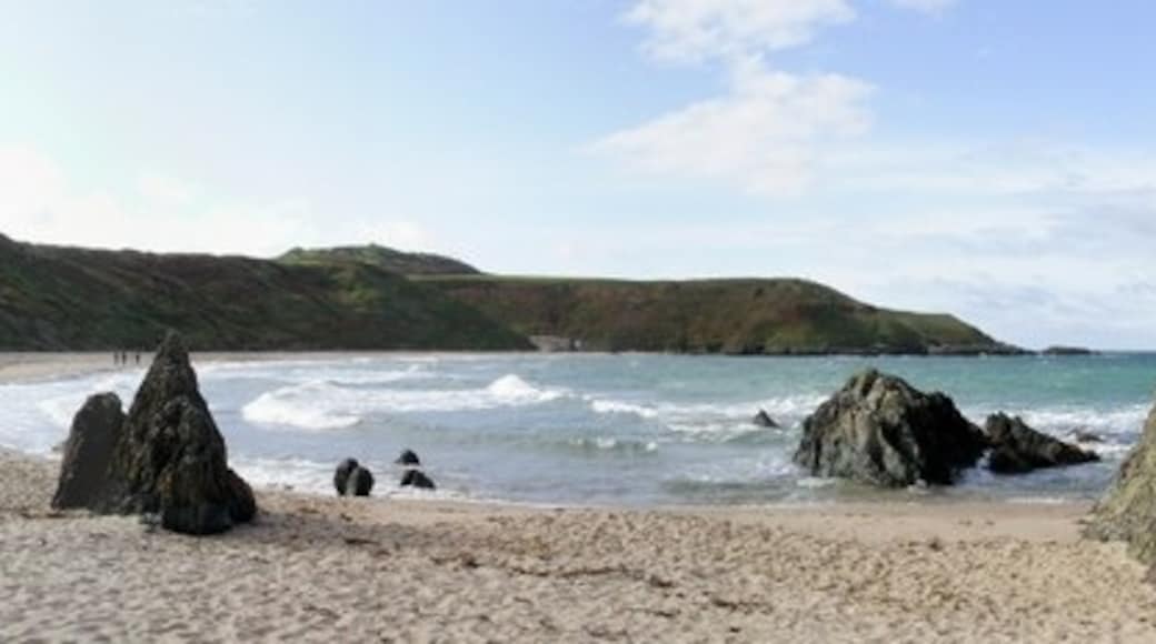 Photo "Porth Oer Beach" by John Howcroft (CC BY-SA) / Cropped from original