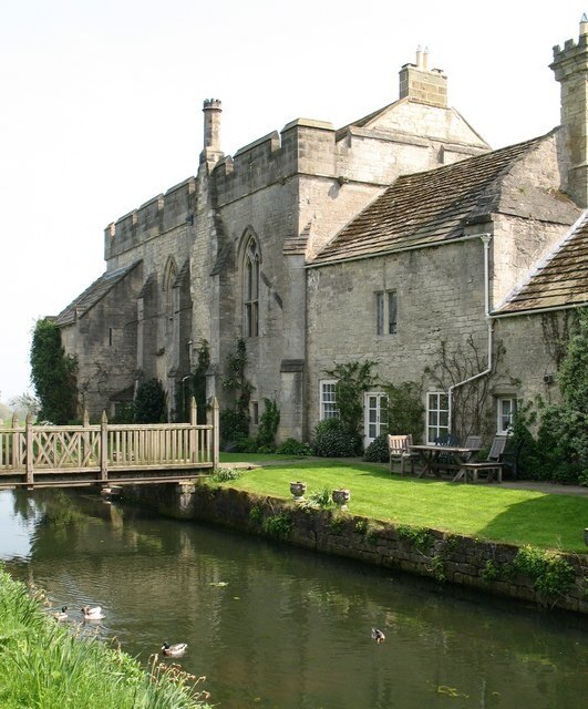 "Markenfield Hall"-foto av Gordon Hatton (CC BY-SA) / Urklipp från original