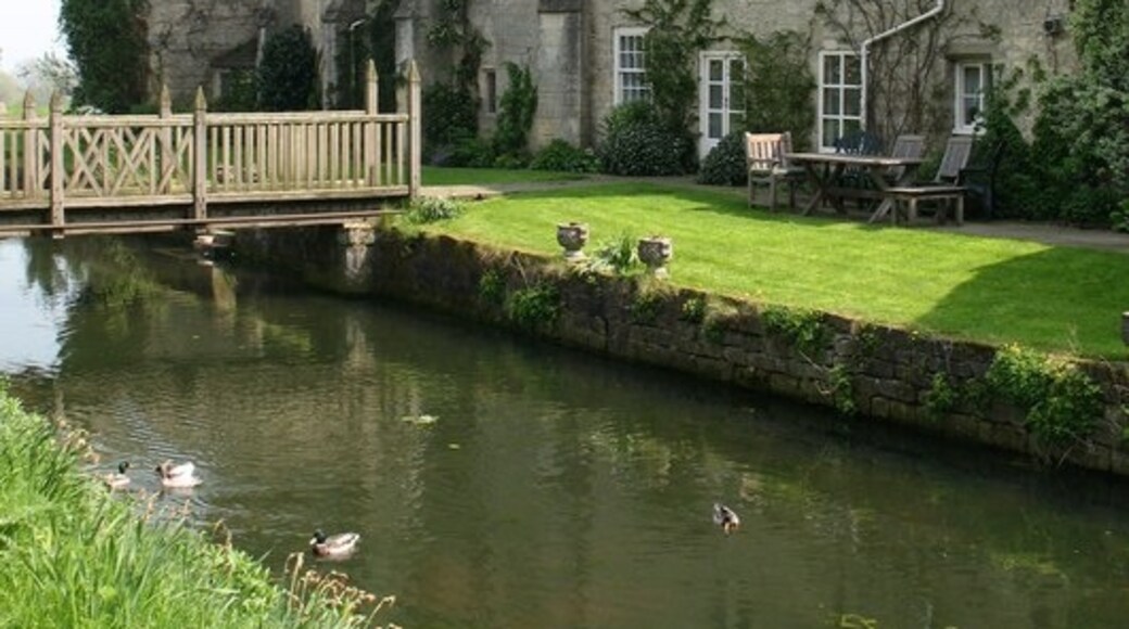 "Markenfield Hall"-foto av Gordon Hatton (CC BY-SA) / Urklipp från original