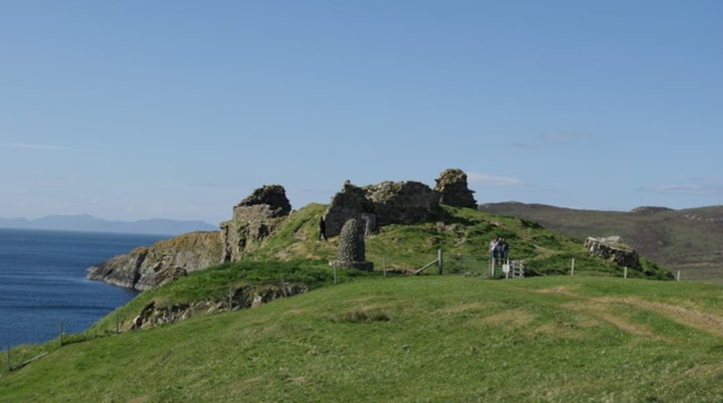 Foto „Duntulm Castle“ von Leslie Barrie (CC BY-SA)/zugeschnittenes Original