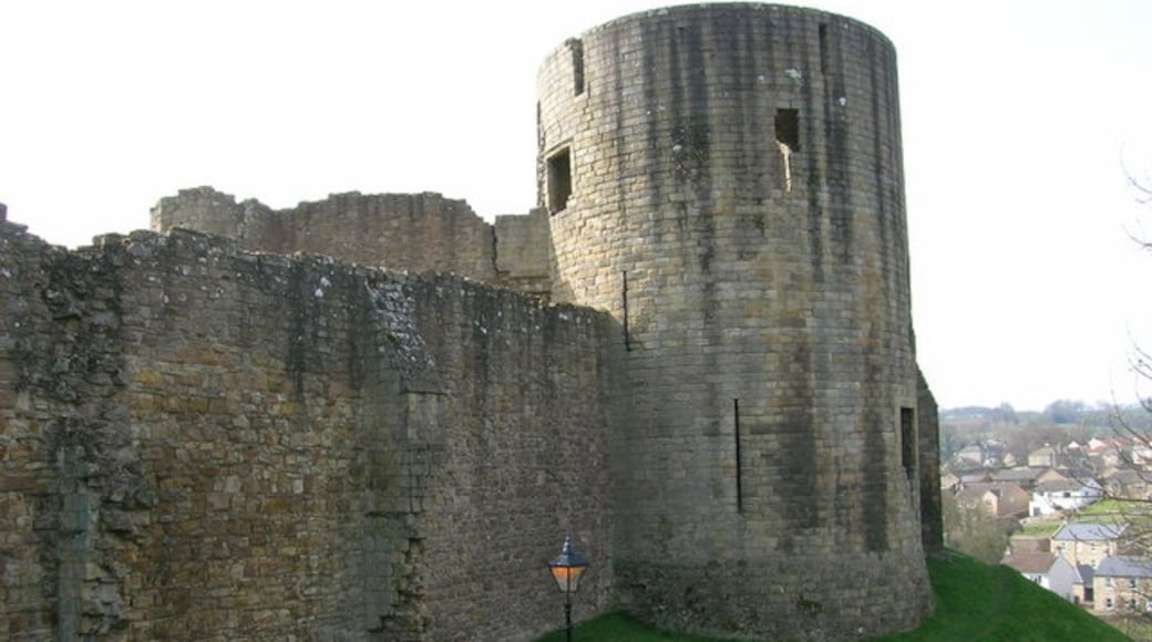 Photo "Barnard Castle" by JThomas (CC BY-SA) / Cropped from original
