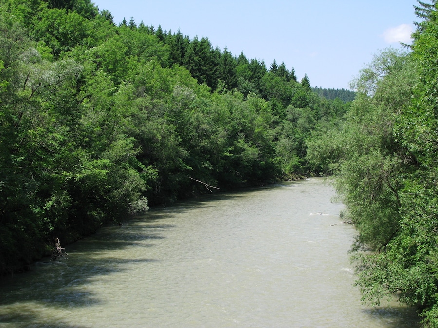 Die Ammer an der Brücke südlich von Peißenberg, flussaufwärts gesehen.